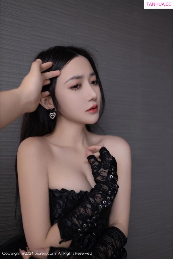 鱼子酱fish  [XiuRen]高清写真图 2024.03.01 No.8166 鱼子酱Fish 黑丝性感第29张图片